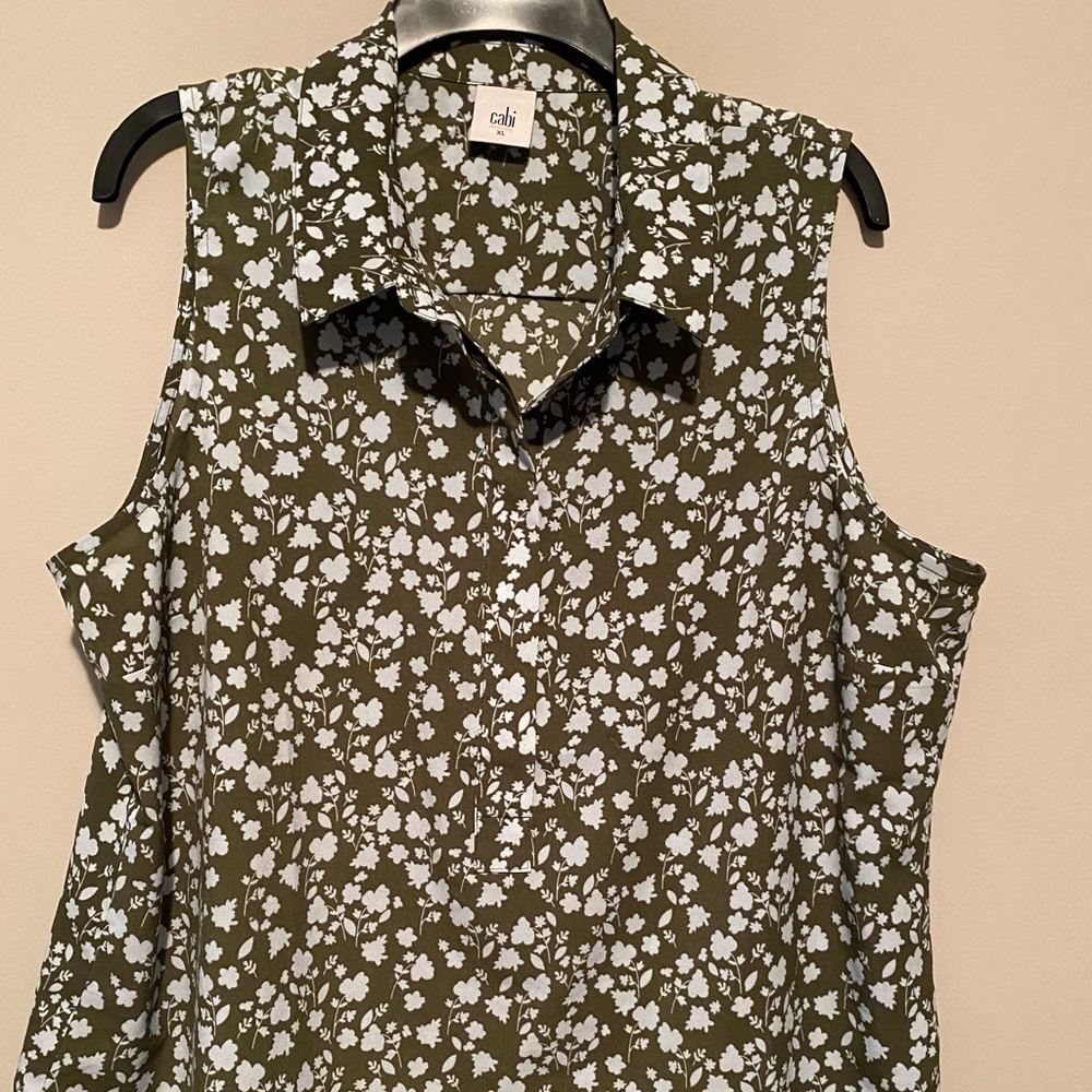 Cabi top. Army green with light blue flowers. XL